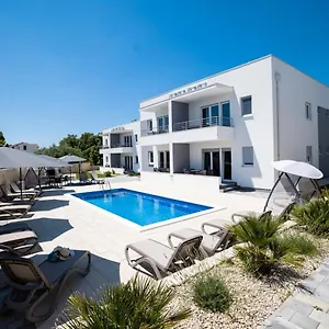 Apartment 1oak, Vir
