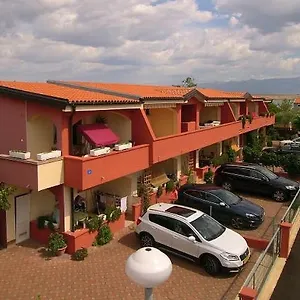 Apartment Edith's Olive Garden, Vir